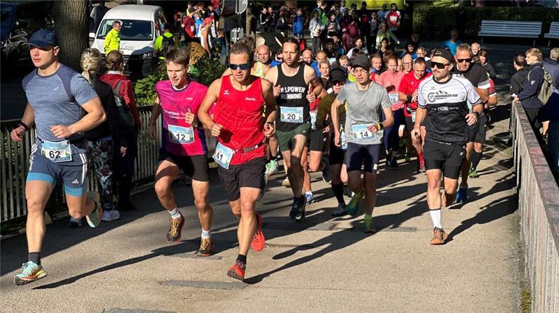 256 Teilnehmer beim Canossa-Benefiz-Berglauf des Rotary-Clubs 256 Teilnehmer, mehr als im vergangenen Jahr, gehen am Samstagvormittag auf die Strecken zum Lauf auff den Burgberg. Vorne sondern sich Gewinner Martin Morgenstern (rotes Shirt) und der Zweitplatzierte Christian Diskowski (rosafarbenes Shirt) bereits ab.
