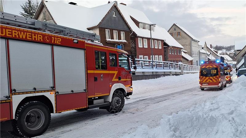 Küchenbrand in Clausthal: Eine Person verletzt, Zellbach gesperrt 26 Feuerwehrleute und sechs Fahrzeuge sind beim Küchenbrand im Zellbach vor Ort.