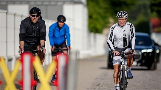 26 Kilometer in einer Stunde und 45 Minuten haben Schneider und Klingbeil am Morgen geschafft - auf den Rädern durchs Gelände.
