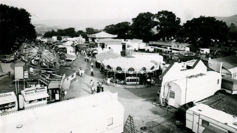 26 Schausteller mit sieben großen Fahrgeschäften bilden den ersten Festplatz auf der Galopprennbahn.