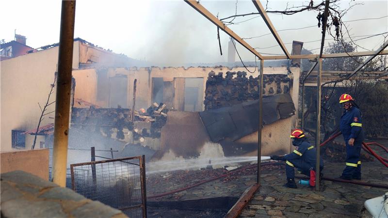 Feuer nahe Athen - Häuser in Flammen 27 Menschen mussten aus ihren Häusern gerettet werden - etliche Häuser verbrannten