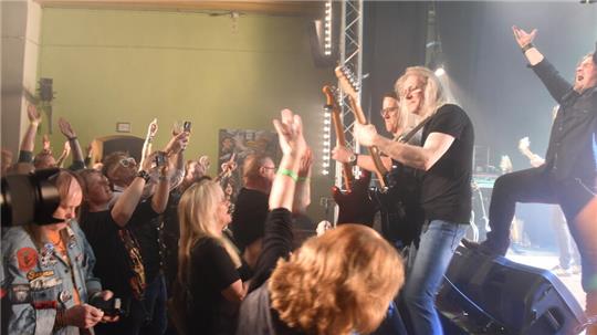 270 Fans feiern mit Heavy Traffic ein etwas anderes Weihnachtsfest im Kulturkraftwerk.