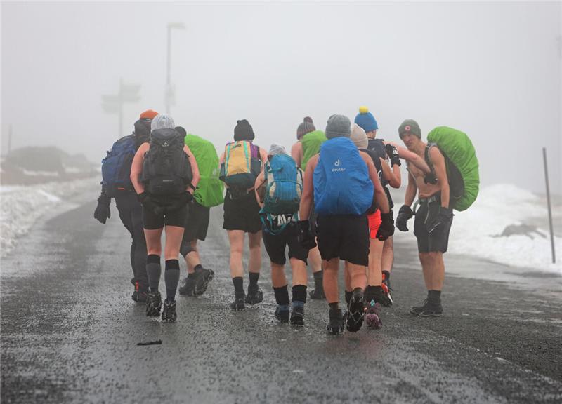 27.01.2025, Sachsen-Anhalt, Schierke: Eine Extremwandergruppe ist auf dem Brocke...