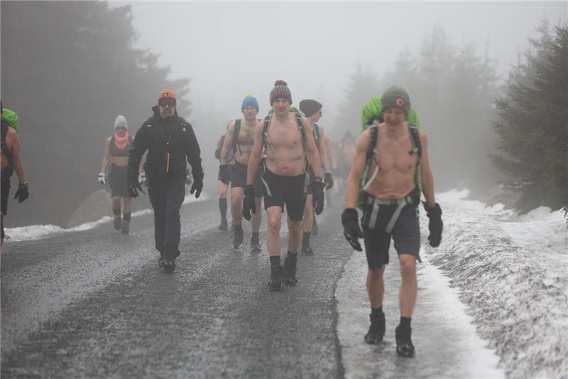 27.01.2025, Sachsen-Anhalt, Schierke: Eine Extremwandergruppe ist auf dem Brocke...