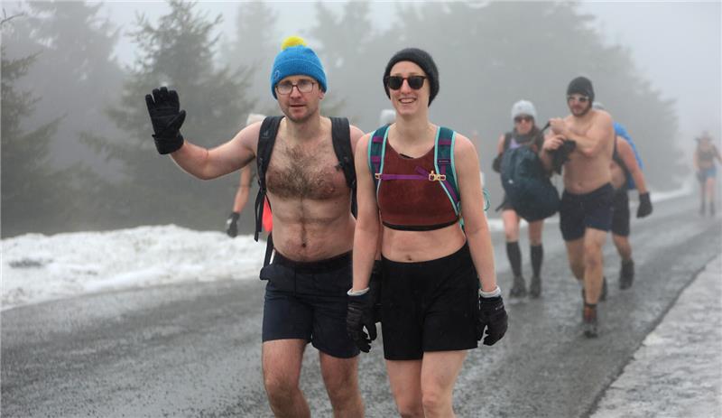 27.01.2025, Sachsen-Anhalt, Schierke: Eine Extremwandergruppe ist auf dem Brocke...