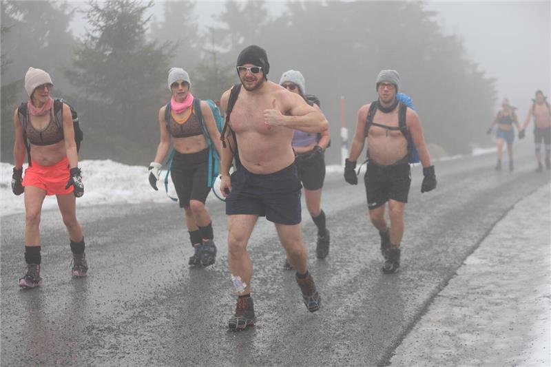 27.01.2025, Sachsen-Anhalt, Schierke: Eine Extremwandergruppe ist auf dem Brocke...
