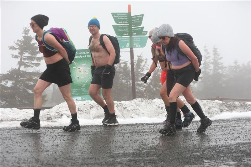 27.01.2025, Sachsen-Anhalt, Schierke: Eine Extremwandergruppe ist auf dem Brocke...