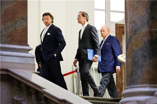 27.10.2022, Bayern, München: Alfons Schuhbeck (r), Koch und Unternehmer, kommt nach einer Prozesspause mit seinen Rechtsanwälten Sascha König (l) und Markus Gotzens zurück zum Gerichtssaal im Landgericht München I. Die Staatsanwaltschaft hat Schuhbeck wegen des Verdachts der Steuerhinterziehung in Millionenhöhe angeklagt. Foto: Matthias Balk/dpa