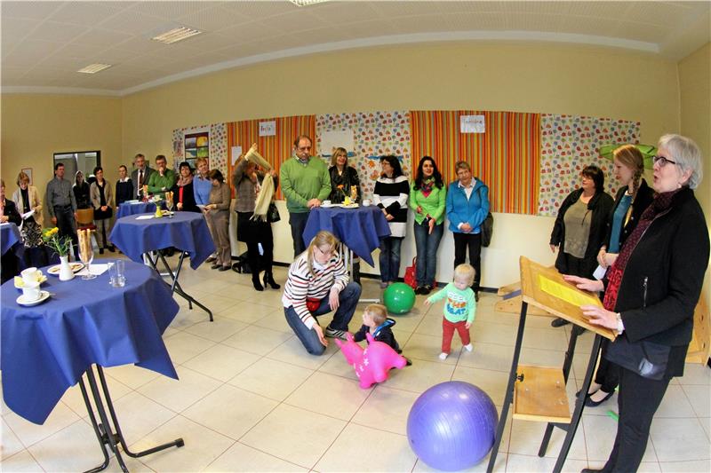 28. Februar 2014: Beate Theermann (r.) von der Diakonie im Braunschweiger Land eröffnet den Kindertreff KiWi im Haus der Kirche.