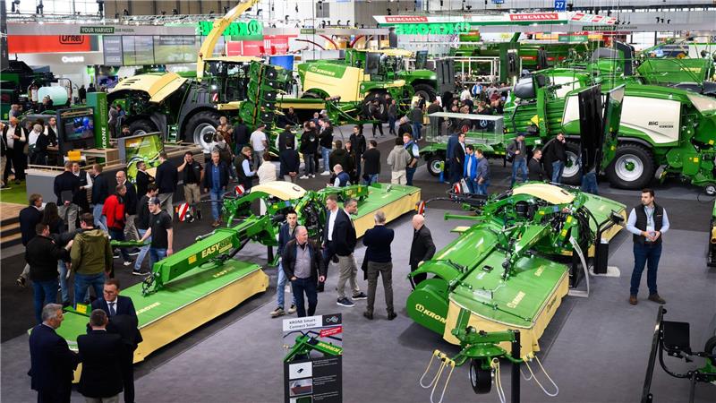 2.800 Aussteller aus 52 Ländern zeigen bis Samstag beispielsweise Traktoren und Landmaschinen.