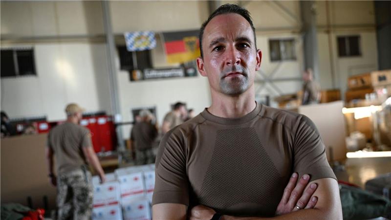 Gaza statt Wunstorf: Die Luftwaffe im Hilfseinsatz 30 Bundeswehrsoldaten, so wie Leutnant Sascha, verpacken die Hilfsgüter.