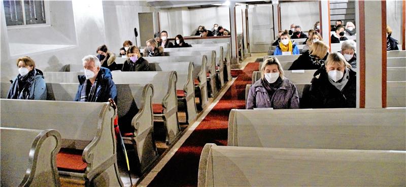 30 Gläubige nehmen in der Dörntener Kirche zum Friedensgebet Platz. Die Andacht hält Pfarrer Peter Wieboldt.  Foto: Dürich
