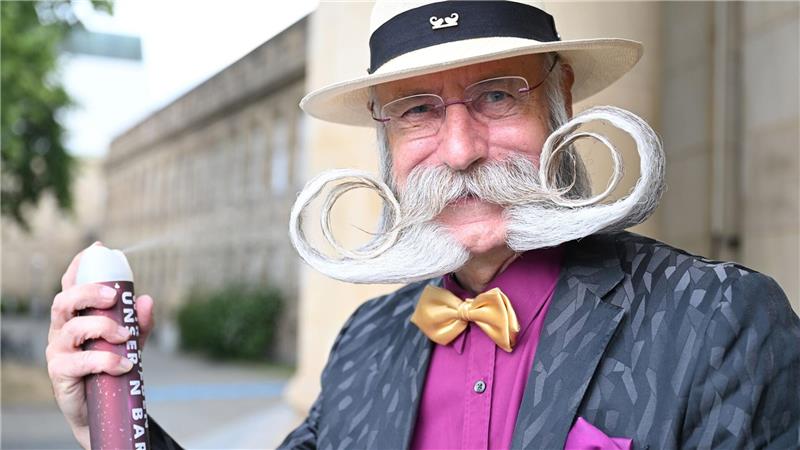 So küsst es sich mit Weltmeister-Bart 30 Minuten am Tag investiert der 68-Jährige in sein Bart-Styling.