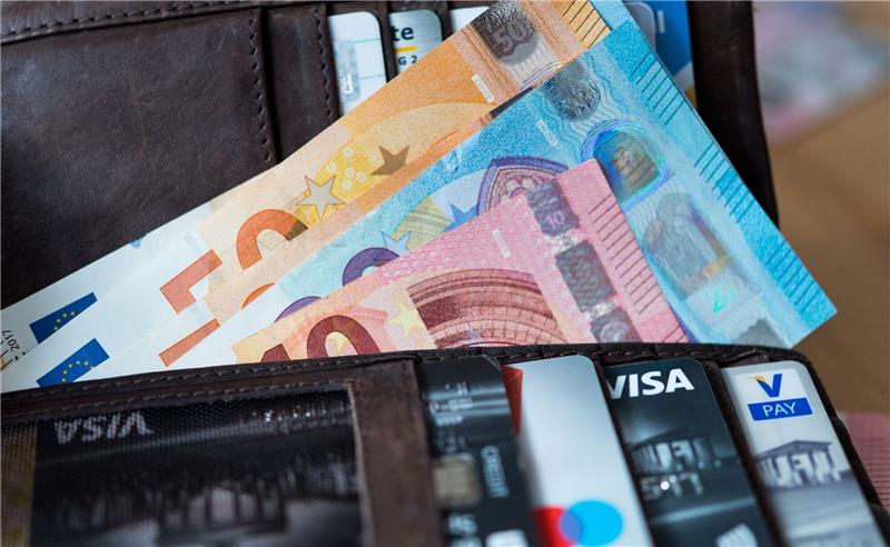 30 Prozent der Menschen in Deutschland wollen einer Umfrage zufolge weniger Geld bei Restaurantbesuchen ausgeben.