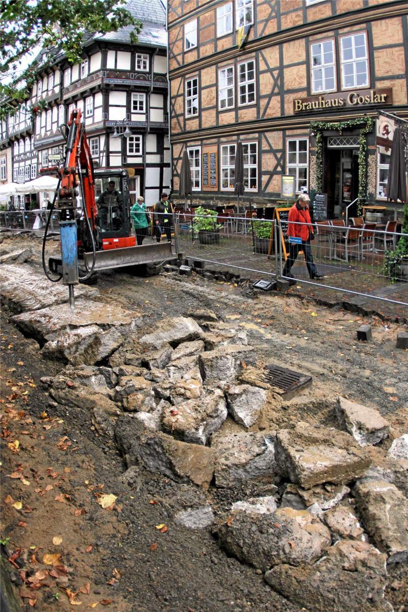 30 Zentimeter dicker Beton unter dem alten Pflaster: Auf dem Marktkirchhof verstärkt ein Stemmbagger die Bauarbeiter.  Foto: Epping