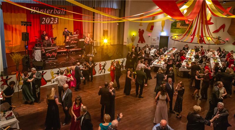 300 Besucher feiern den 45. Winterball in St. Andreasberg 300 Besucher aus dem gesamten Harz feiern ausgelassen im Kurhaus der Bergstadt und tanzen zu den Klängen der Tony-Pop-Band aus Braunschweig. Fotos: Siebeneicher