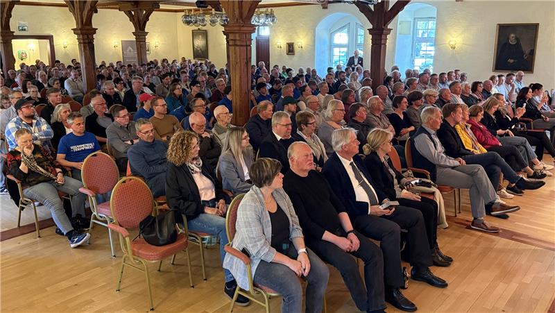 300 Besucher kommen zur Lesung von Lars-Wilhelm Baumgarten ins Schloss.
