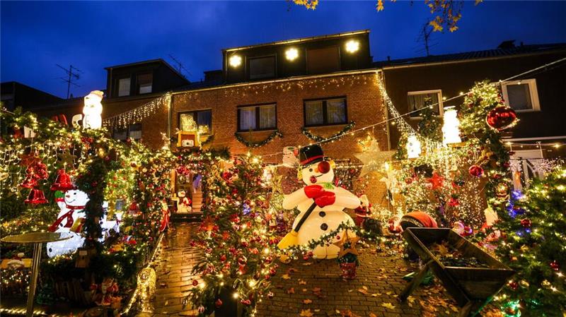 300 Liter Glühwein hat Dirk van Acken aus Oberhausen geordert - Hunderte Würstchen und 50 Kästen Bier.
