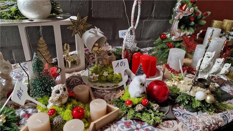 Adventsgestecke für das Tierwohl: Aktion aus Bad Harzburg 300 Weihnachtsgestecke wollen Thomas und Nicole Eckel gemeinsam mit ihren Freunden in diesem Jahr basteln. Die ersten Gestecke liegen bereits in ihrer heimischen Werkstatt bereit.
