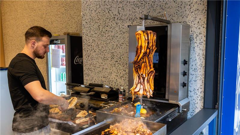 Neuer Döner-Hype? Tentakel am Spieß sorgt für Wirbel 300 bis 400 Döner gehen pro Tag über den Tresen.