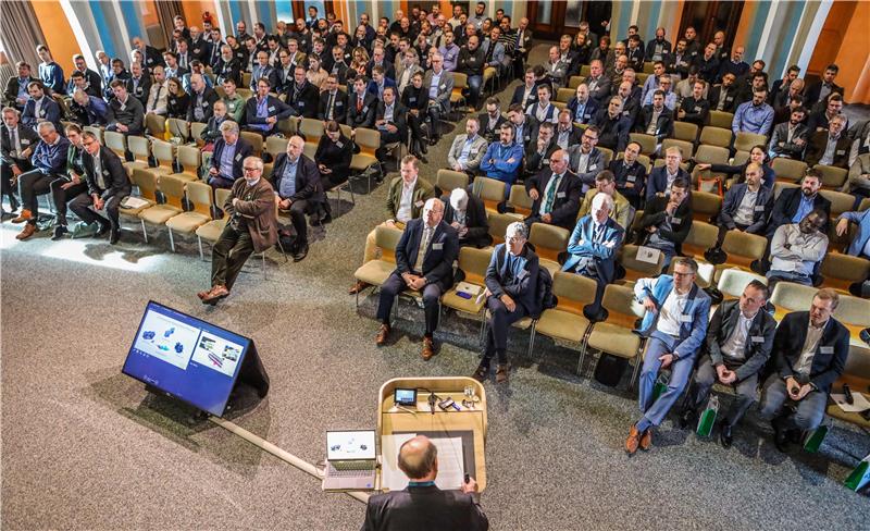 300 internationale Gäste nehmen am Kolloquium in der Aula Academica teil.