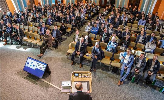 300 internationale Gäste nehmen am Kolloquium in der Aula Academica teil.