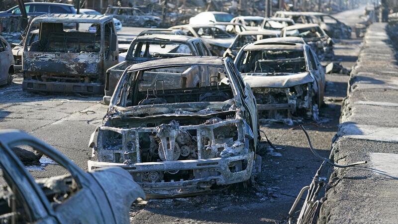 3.000 ausgebrannte Autos musste nach den Bränden entsorgt werden. (Archivbild)