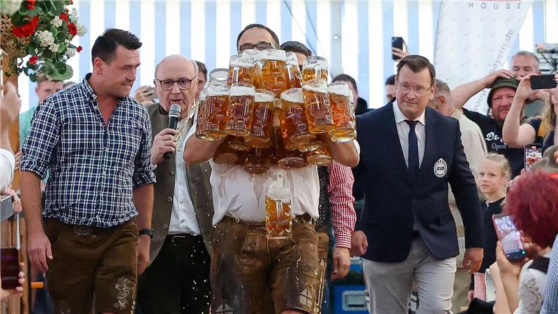 31 Krüge gestemmt – doch am Ende ging der Weltrekordversuch zu Bruch.