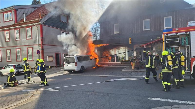 33 Einsatzkräfte rücken in die Erzstraße aus.
