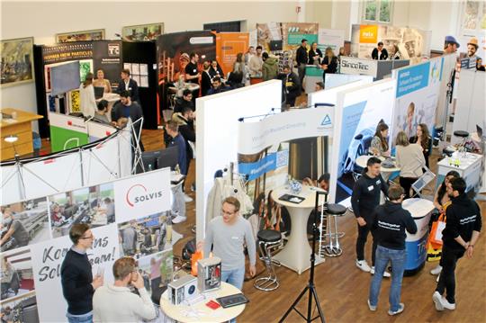 34 Unternehmen stellen sich auf der Karrieremesse Hochsprung in der Aula Academica vor. Fotos: Knoke