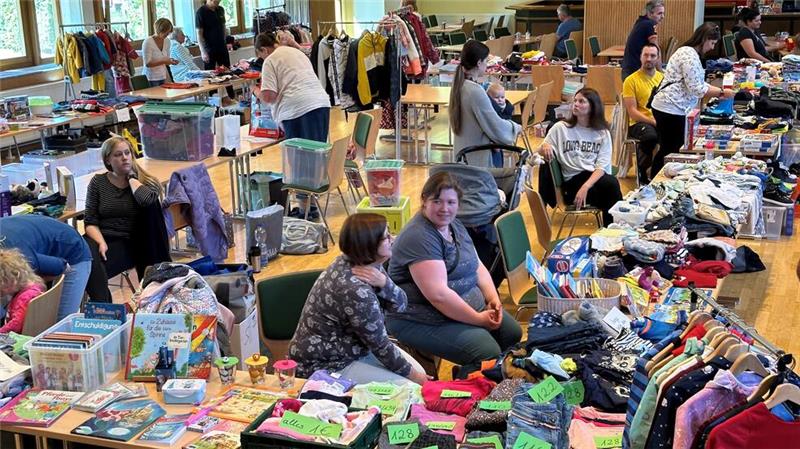 Second-Hand-Basar des Kindergarten-Fördervereins Harlingerode 35 Aussteller bieten im Freizeitzentrum Harlingerode vor allem Second-Hand-Kleidung an.
