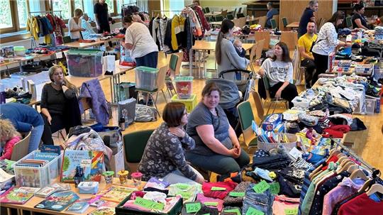 35 Aussteller bieten im Freizeitzentrum Harlingerode vor allem Second-Hand-Kleidung an.