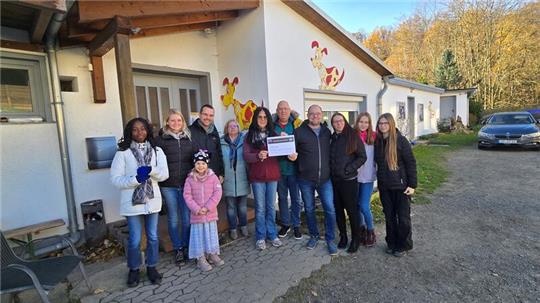 3626,14 Euro spenden die Organisatoren der Halloween-Meile an das Tierheim Eckertal.