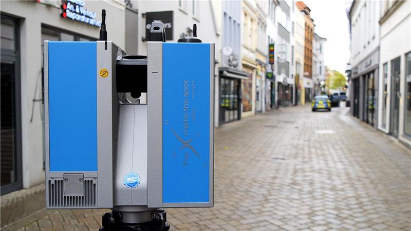 Tödliche Polizeischüsse: Ermittler erstellen 3D-Tatortmodell 3D-Laserscanner am Tatort in der Oldenburger Innenstadt.