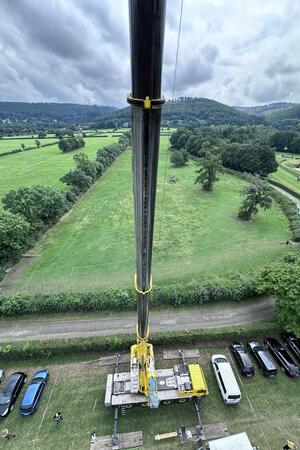 40 Meter hoch zieht der Kran die Ballongondel.