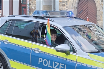400 Menschen laufen bei der Parade zum CSD gemeinsam durch Goslar.
