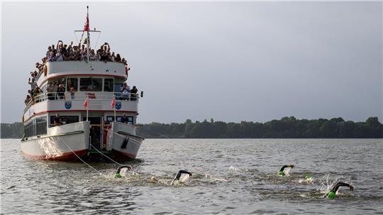 402 Meter weit in 15 Minuten haben fünf Schwimmer das Schiff gezogen - ein neuer Weltrekord.