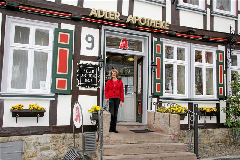 410 Jahre ist die Adler Apotheke in Hornburg mindestens alt – und wird seit fast 40 Jahren von Roswitha Wilczok geleitet.  Foto: Düber