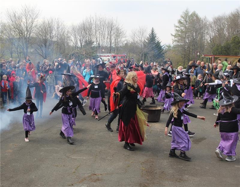 Hunderte feiern in Hohegeiß Walpurgis 42 kleine Hexen und Teufel tanzen auf dem Schützenplatz vor Hunderten Besuchern rund um einen großen Topf.