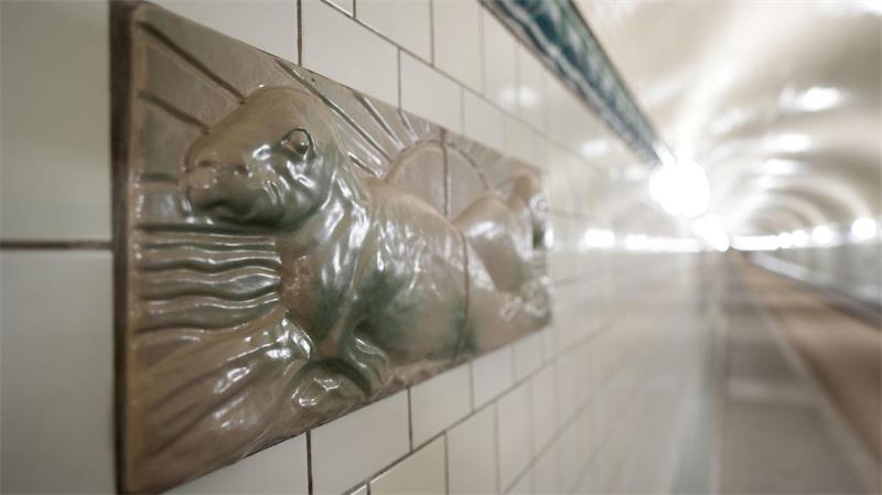 Ratten, Fische, Robben - Vom Fliesenkünstler des Elbtunnels 426,5 Meter lang ist der Elbtunnel.