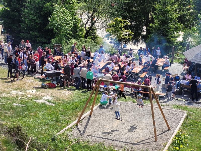 Weltkindertag auf dem Robinson-Spielplatz in Clausthal-Zellerfeld 440 Personen nehmen das Angebot des Vereins Bürger helfen Bürgern an und kommen am Samstag zum Robinson-Spielplatz. Foto: Exner