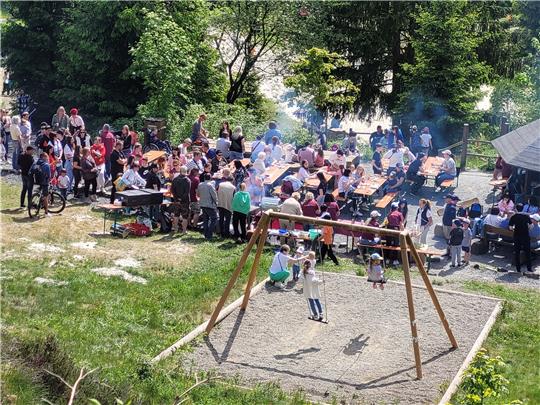 440 Personen nehmen das Angebot des Vereins Bürger helfen Bürgern an und kommen am Samstag zum Robinson-Spielplatz. Foto: Exner