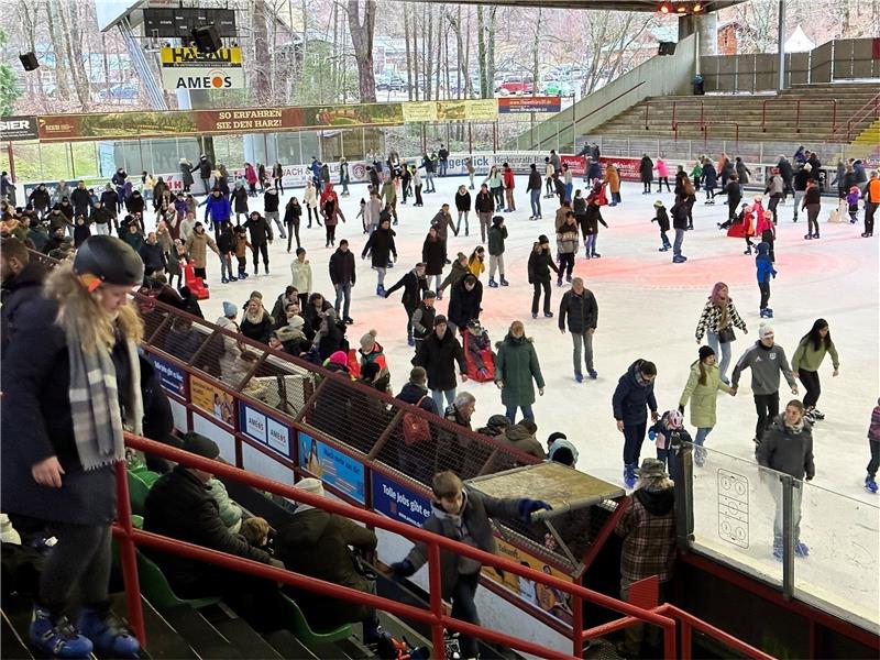 Eisstadion Braunlage feiert Besucherrekorde 450 Besucher in nur einer Laufzeit: So voll wie am Donnerstagnachmittag war es auf der Fläche im Eisstadion Braunlage bislang noch nie. Foto: Eggers