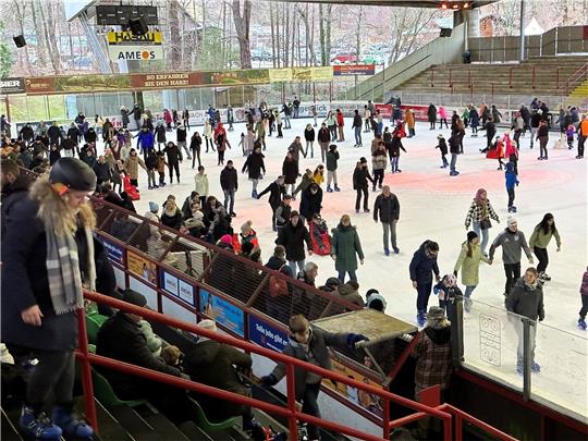 450 Besucher in nur einer Laufzeit: So voll wie am Donnerstagnachmittag war es auf der Fläche im Eisstadion Braunlage bislang noch nie. Foto: Eggers