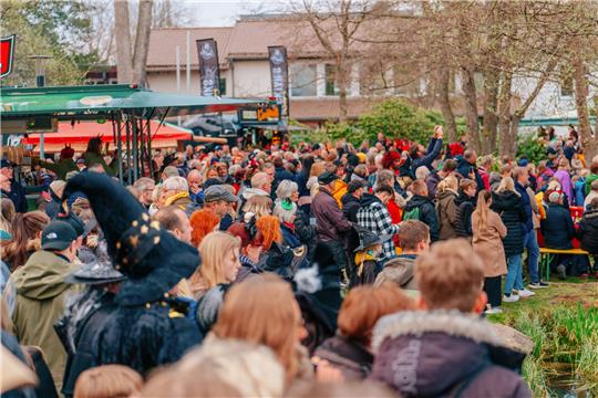 4500 Besucher feiern rund um den Kurparkteich in Braunlage fröhlich zusammen Walpurgis. Foto: GZ-Archiv