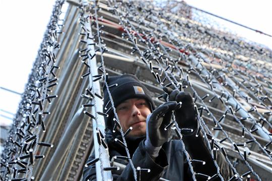 45.000 einzeln ansteuerbare LED-Lämpchen schmücken die Fassade des Jacobson-Hauses zum Jacobsonplatz hin. Sie befinden sich an jeweils 25 Meter langen Kabeln, die am Gerüst befestigt werden, das derzeit noch am Denkmal steht. Darüber hinaus hängen die Event-Techniker für das passende Ambiente rund 7000 LEDs in die Bäume an Seesens zentralen Platz. Foto: Gereke