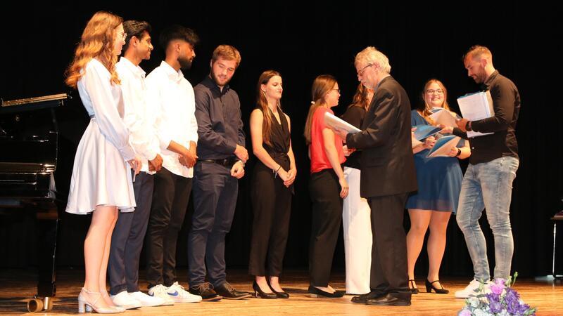 Jacobson-Gymnasium entlässt 47 Abiturienten in die Welt 47 Abiturientinnen und Abiturenten nehmen am Donnerstagabend ihre Zeugnisse entgegen.