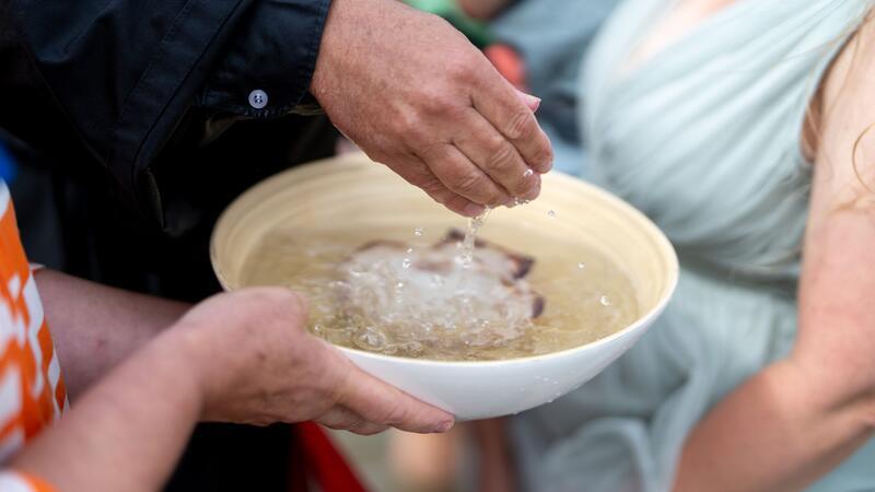 48 Menschen lassen sich am Südstrand taufen.