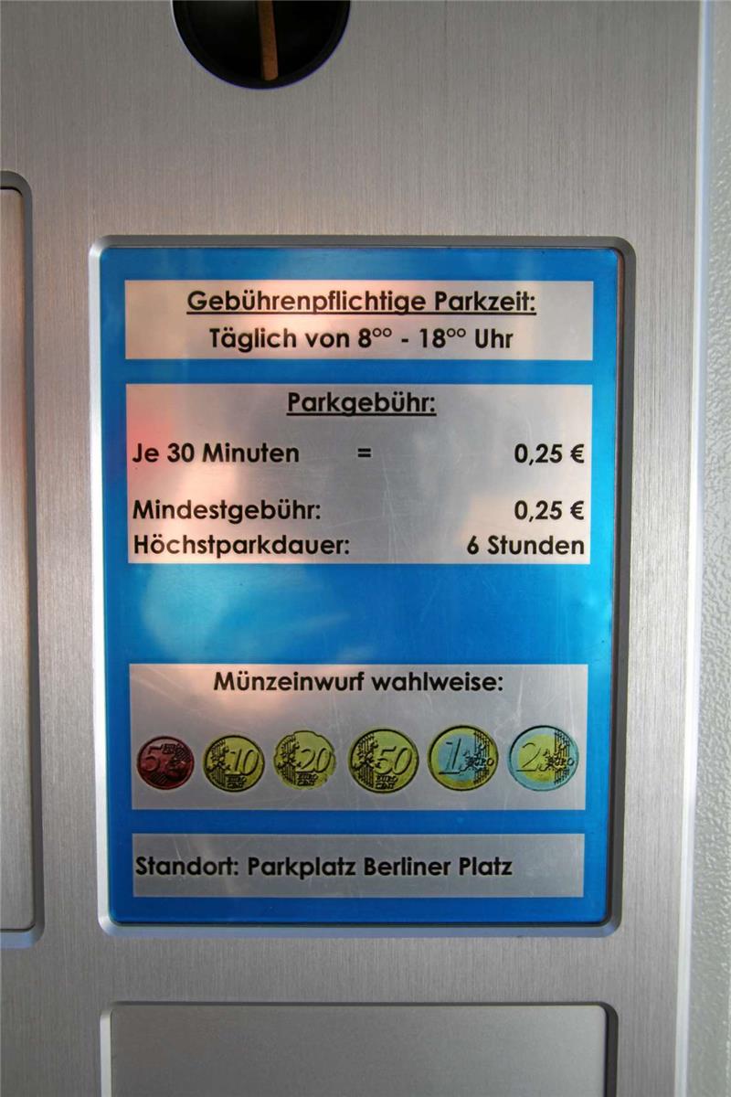 50 Cent kostet die Stunde auf dem Berliner-Platz-Parkplatz. Höchstens sechs Stunden darf man dort sein Auto abstellen. Wenigstens die Höchstparkdauer sollte man ändern, finden die Kritiker der Regelung.