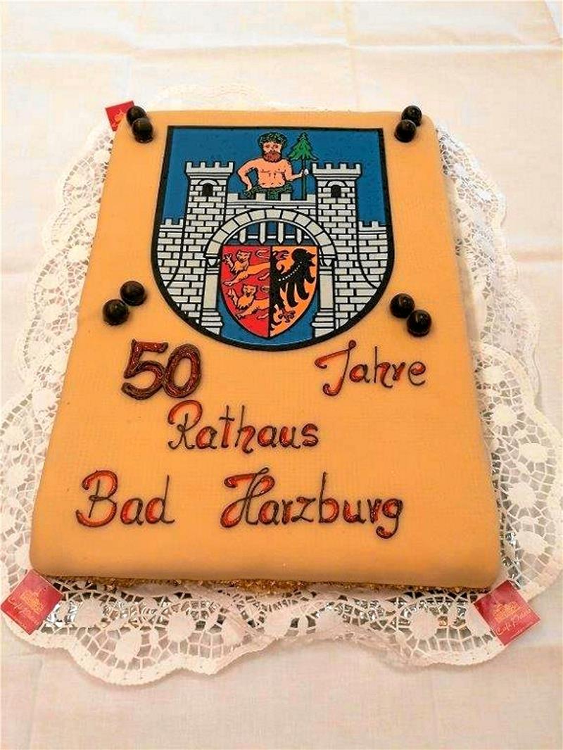 Ohne die B4 gäbe es dieses Rathaus in Bad Harzburg nicht 50 Jahre Rathaus altes Rathaus Jubiläum Karten Bad Harzburg Stadtverwaltung Historie Torte Café Decker